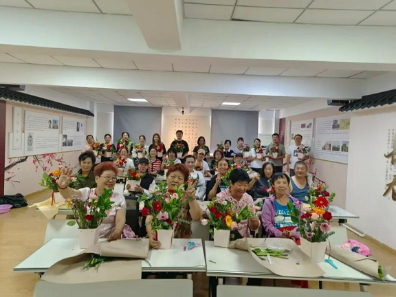 托起夕陽(yáng)紅，'敬老月'暖意濃 組織文化藝術(shù)交流活動(dòng)，為老年生活添色彩
